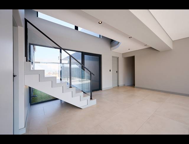 5 BEDROOM HOUSE FOR SALE IN HELDERFONTEIN ESTATE